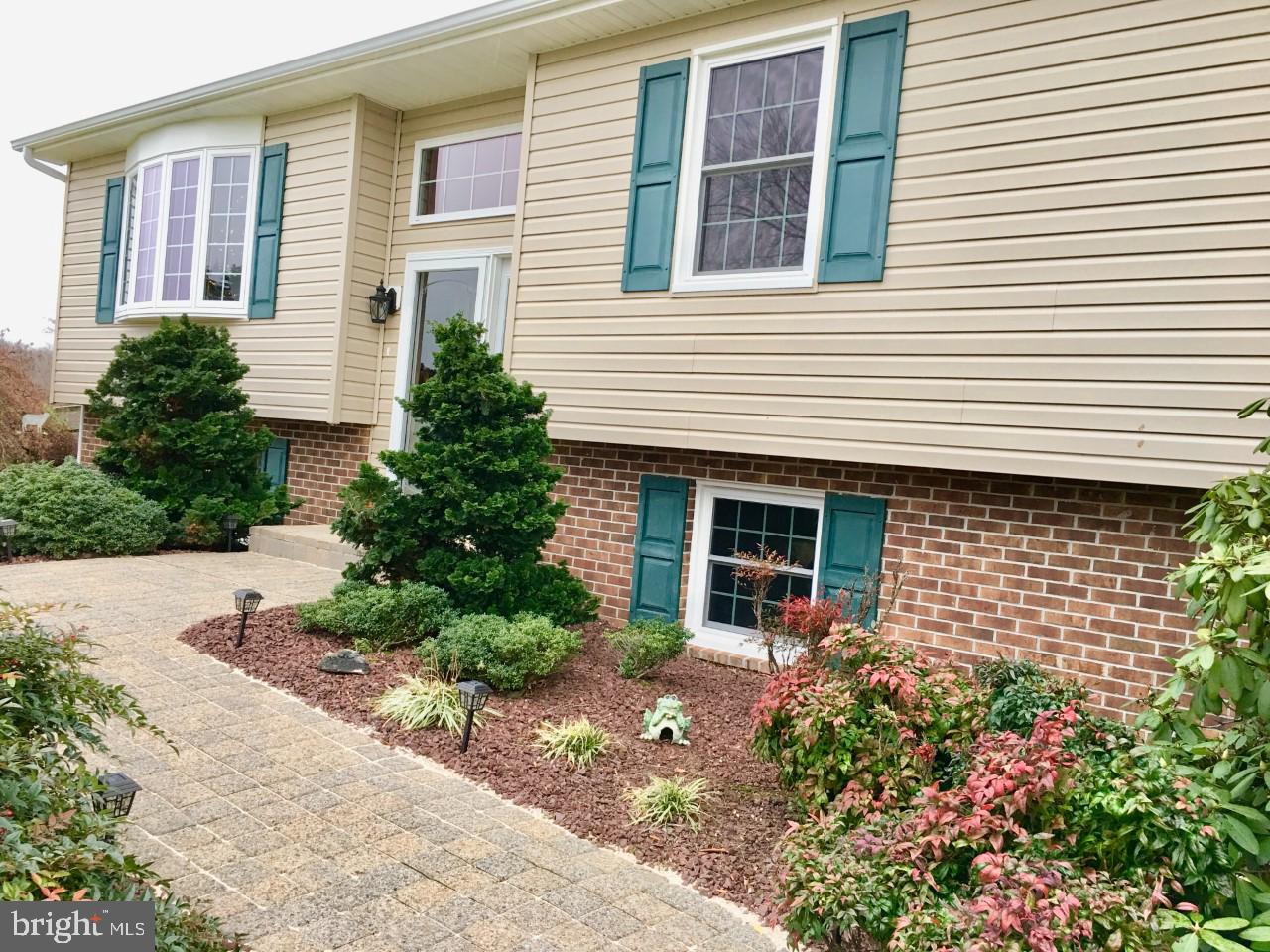 BEAUTIFUL LANDSCAPED WALK GREAT FIRST IMPRESSION