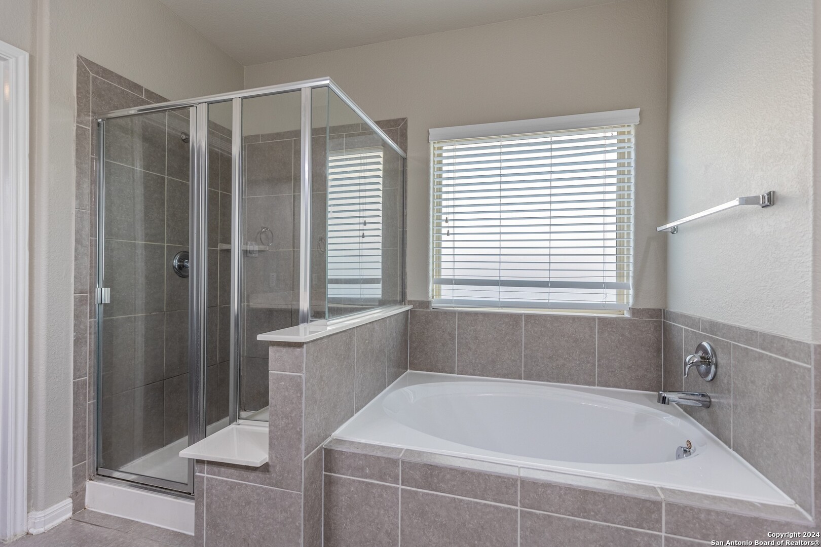 8527 Rolling Tree Converse, TX 78109 - Photo 19 of 40 a bathroom with a tub and shower