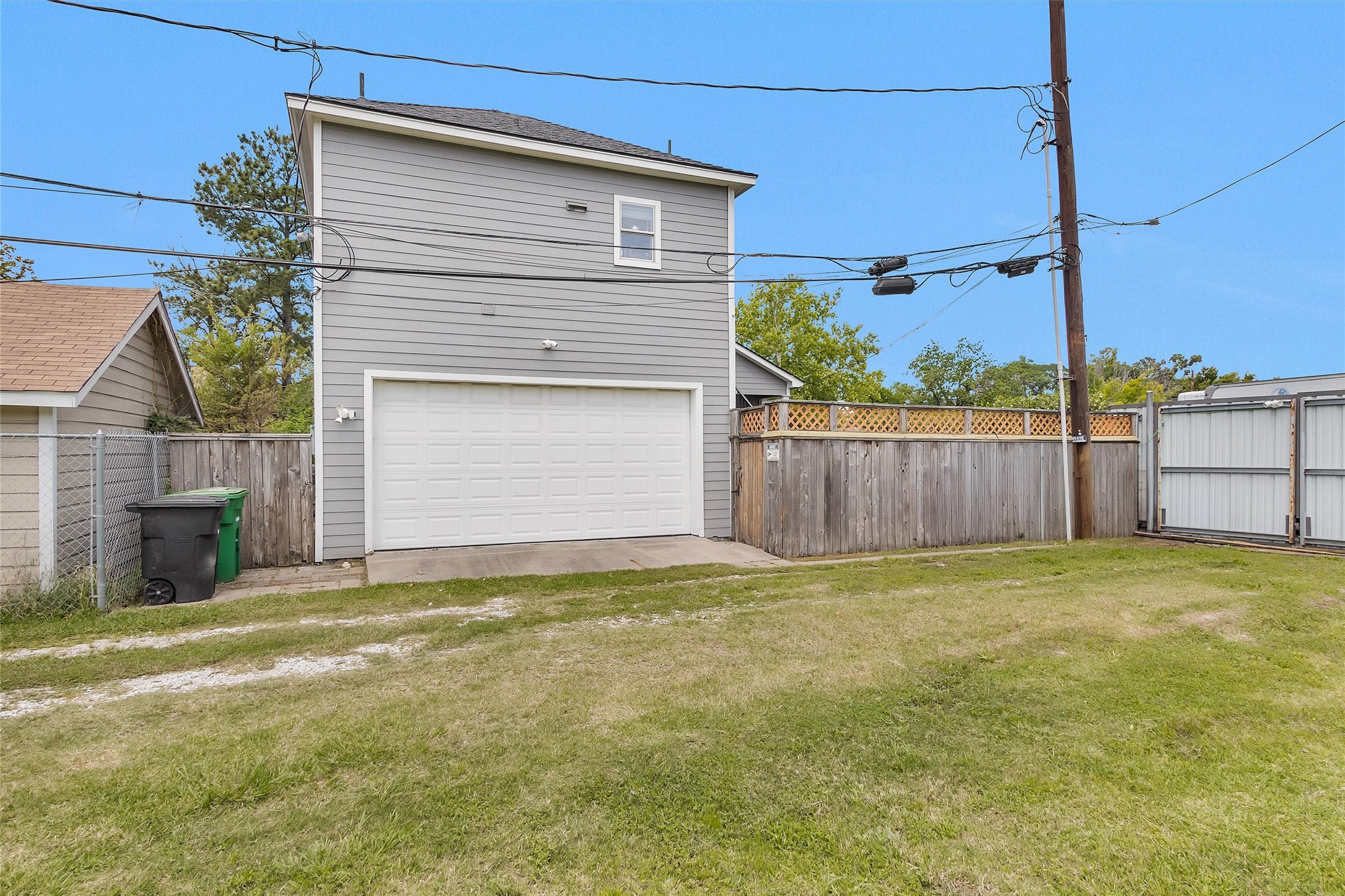 304 Vincent Street Houston, TX 77009 - Photo 34 of 36 a view of a backyard of the house