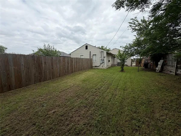 $1,200 | 2125 Grayson Avenue, Fort Worth, TX 76106