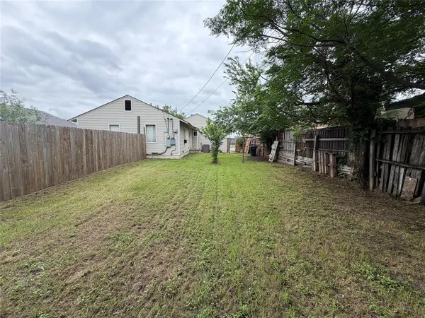 $1,200 | 2125 Grayson Avenue, Fort Worth, TX 76106