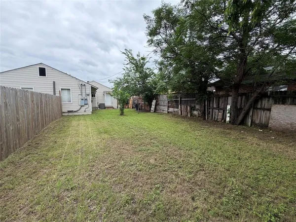 $1,200 | 2125 Grayson Avenue, Fort Worth, TX 76106