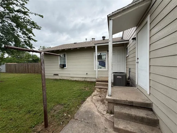 $1,200 | 2125 Grayson Avenue, Fort Worth, TX 76106