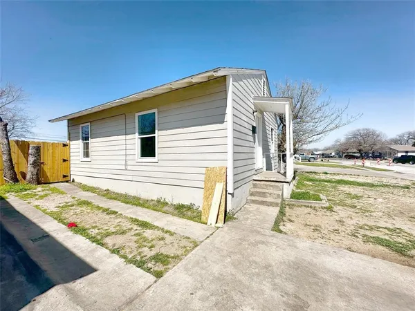 $1,200 | 2125 Grayson Avenue, Fort Worth, TX 76106
