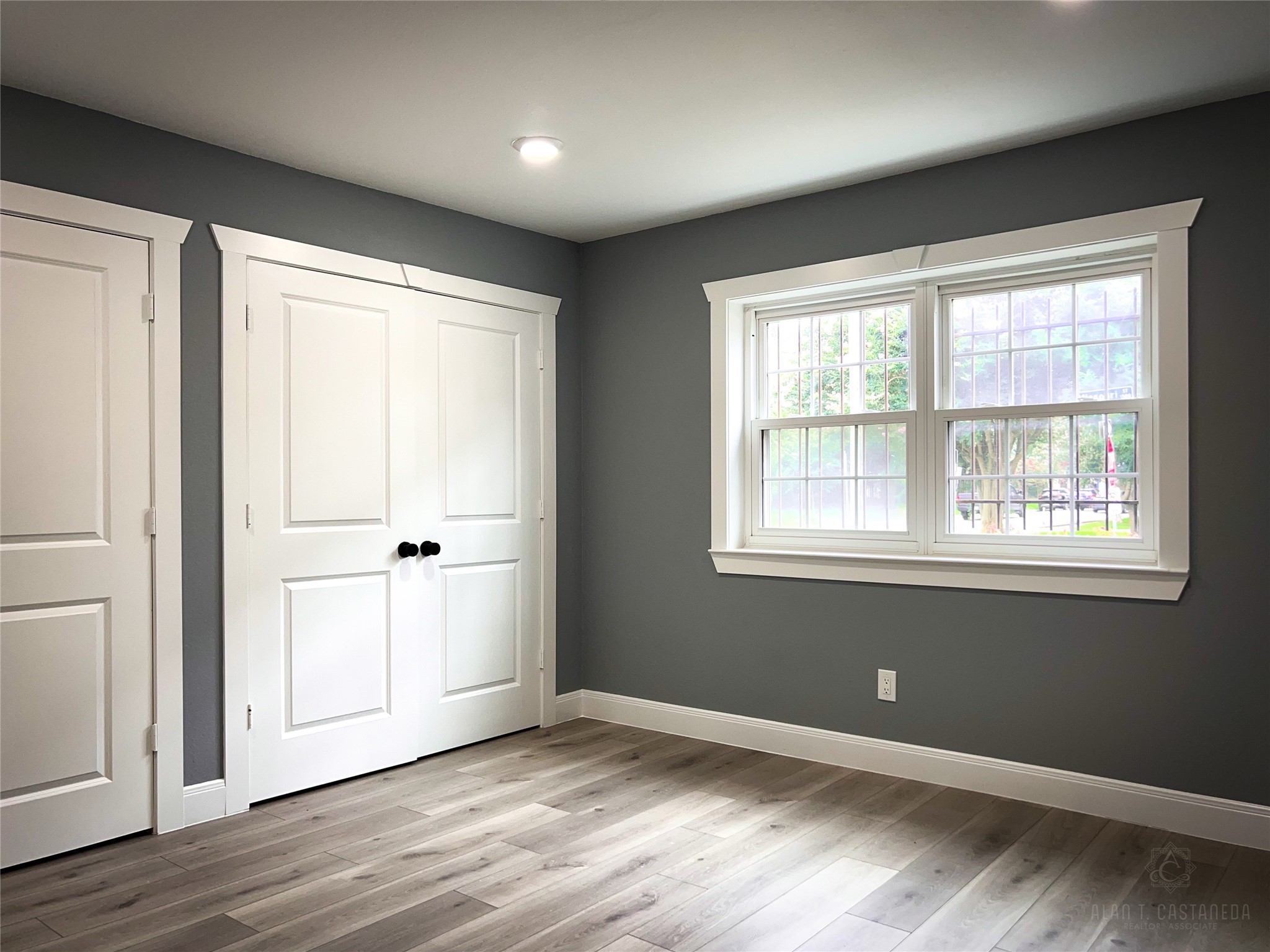 2516 Commonwealth Street, Unit 102 Houston, TX 77006 - Photo 13 of 28 a view of an empty room with wooden floor and a window