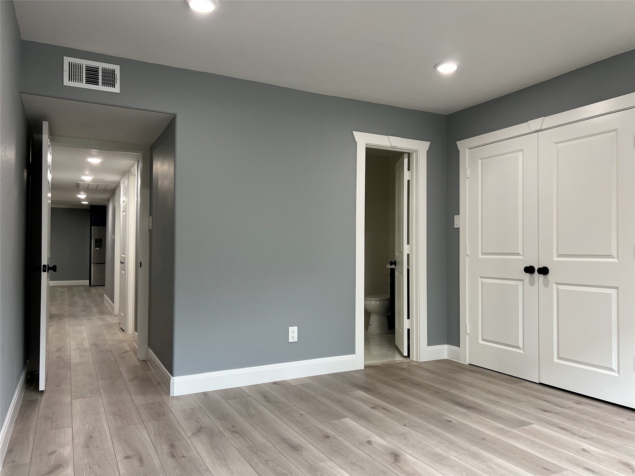 2516 Commonwealth Street, Unit 102 Houston, TX 77006 - Photo 15 of 28 a view of a livingroom with wooden floor