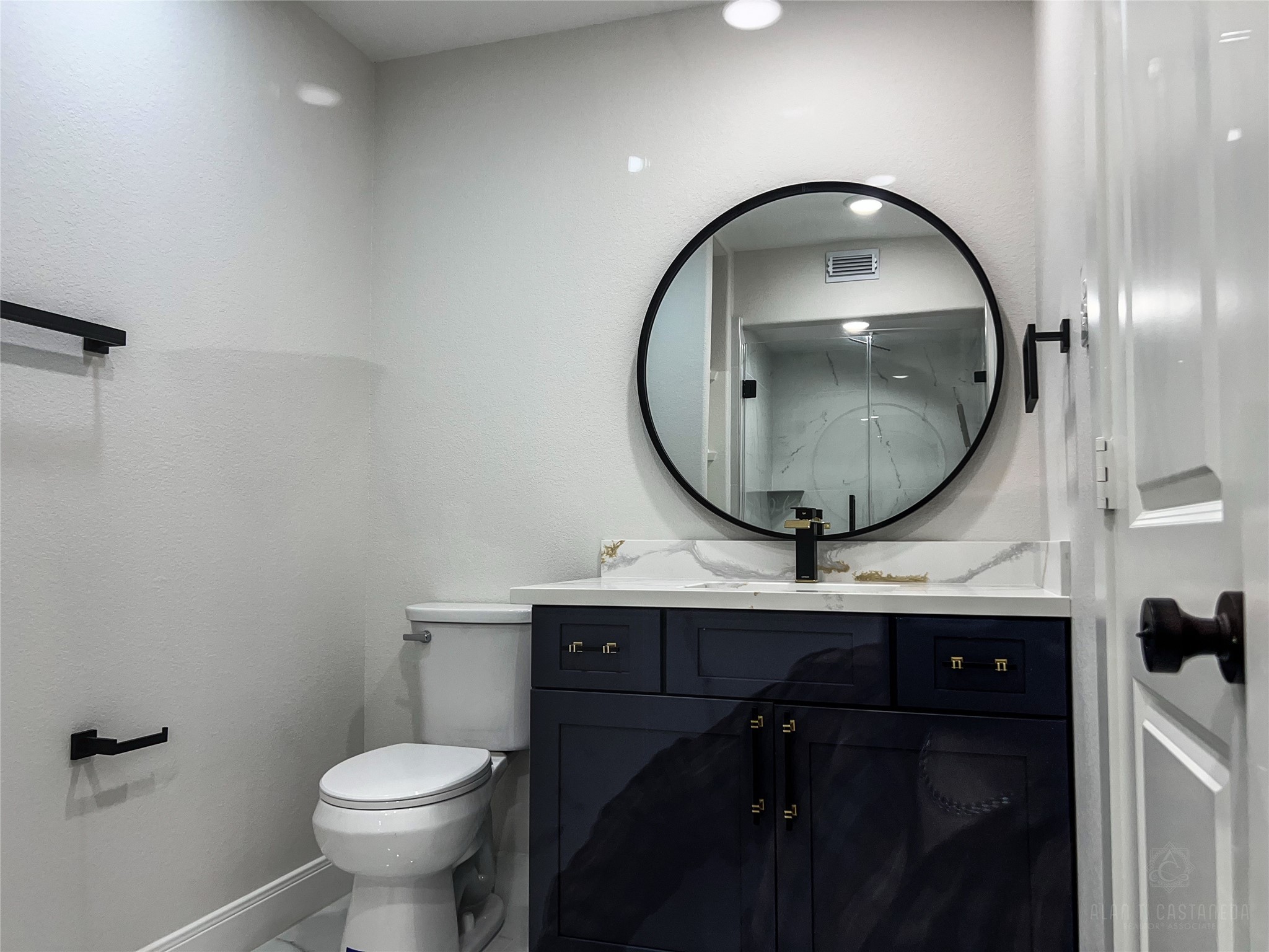 2516 Commonwealth Street, Unit 102 Houston, TX 77006 - Photo 19 of 28 a bathroom with a toilet a sink and a mirror
