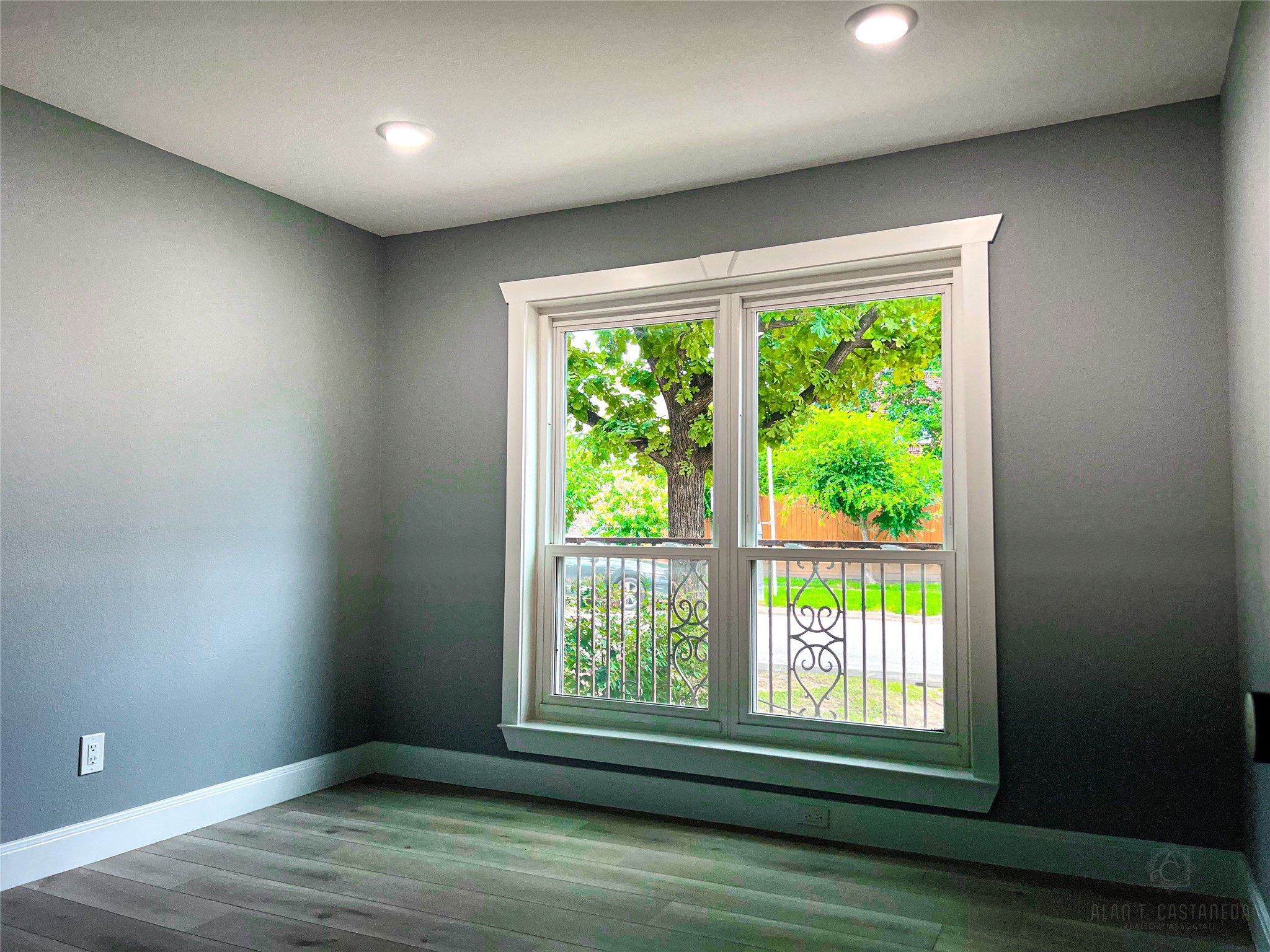 2516 Commonwealth Street, Unit 102 Houston, TX 77006 - Photo 21 of 28 an empty room with wooden floor and windows