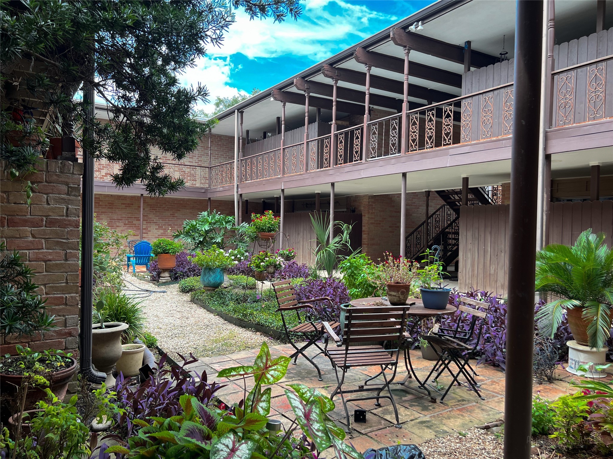 2516 Commonwealth Street, Unit 102 Houston, TX 77006 - Photo 24 of 28 a view of a house with chair and garden