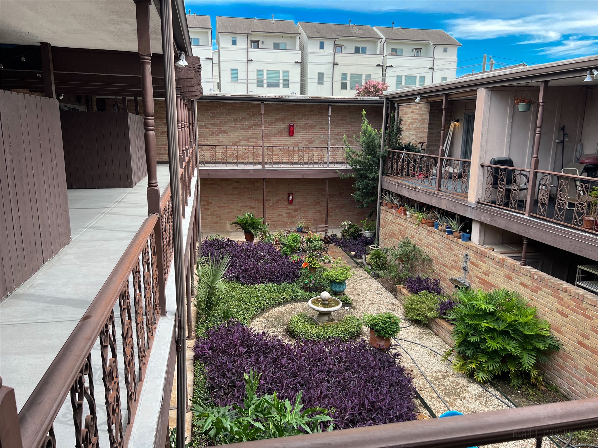 2516 Commonwealth Street, Unit 102 Houston, TX 77006 - Photo 27 of 28 COURTYARD