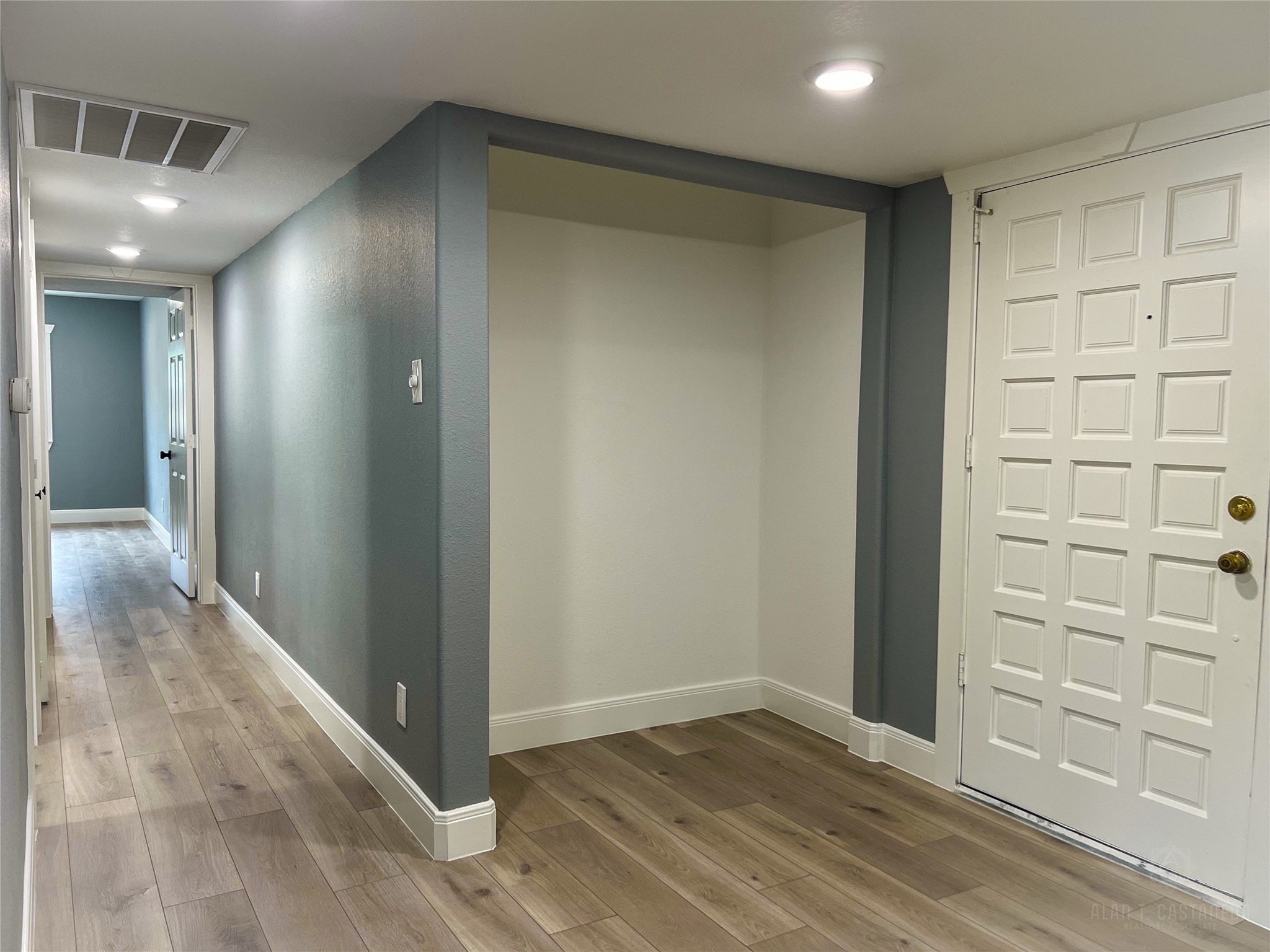 2516 Commonwealth Street, Unit 102 Houston, TX 77006 - Photo 5 of 28 UNIT COMPLETELY REMODELLED