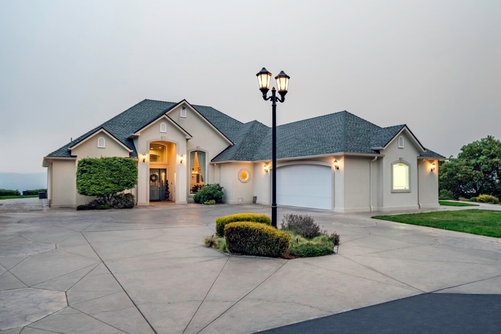 2407 Johns Peak Road Central Point, OR 97502 - Photo 40 of 44 37