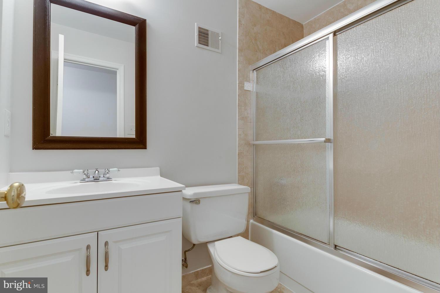 7048 Arbor Lane McLean, VA 22101 - Photo 26 of 30 Bath