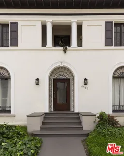 a view of a entrance of the house
