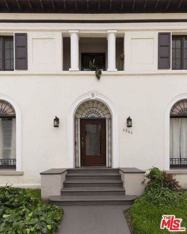 a view of a entrance of the house