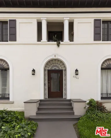 a view of a entrance of the house