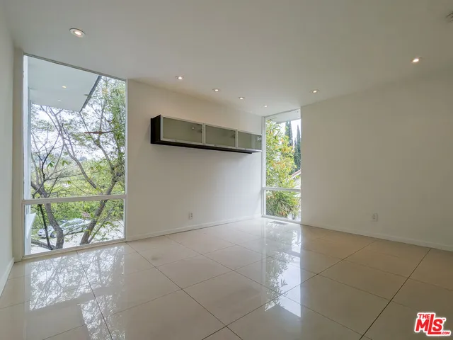 a view of entryway with an outdoor space