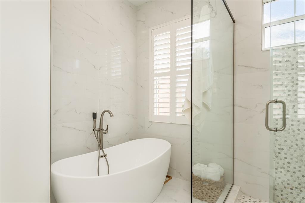 600 Reserve Court, Unit 600 Dunedin, FL 34698 - Photo 36 of 81 a white bath tub sitting next to a shower