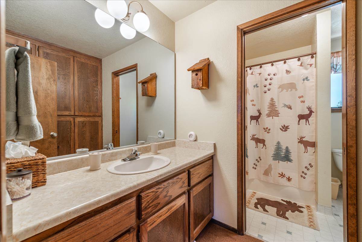 12706 Parsenn Road Truckee, CA 96161 - Photo 14 of 21 Hall bath