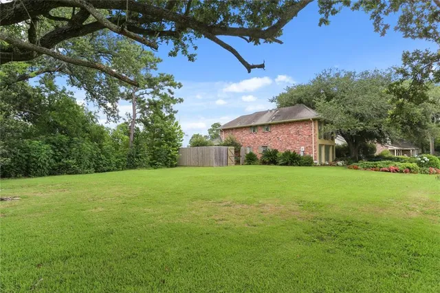 $950,000 | 6 Mary Ridge Court, River Ridge, LA 70123