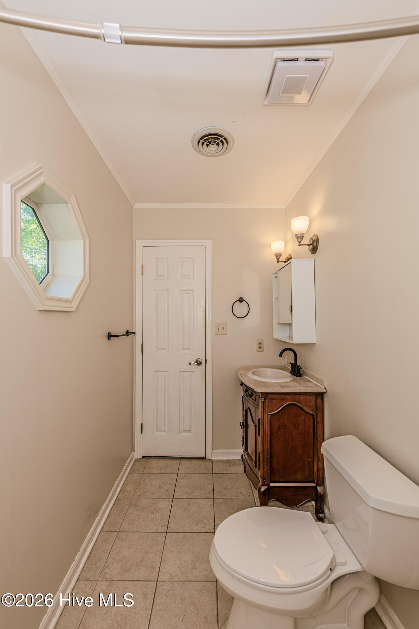 800 Mill River Road Jacksonville, NC 28540 - Photo 37 of 60 Hallway full bathroom