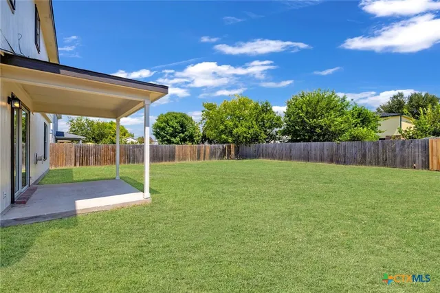 a view of yard with green space