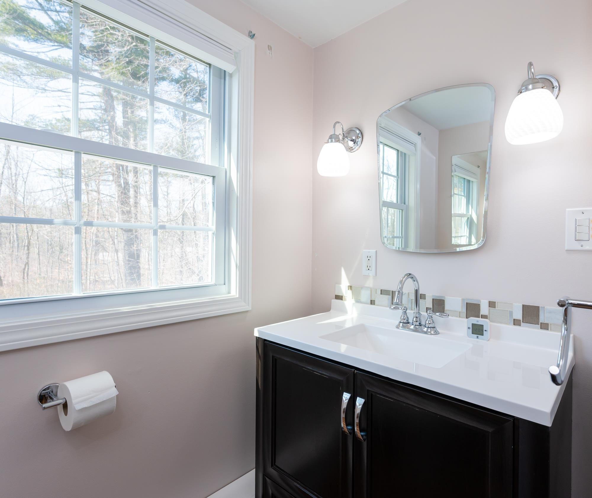 211 Mammoth Road Londonderry, NH 03053 - Photo 14 of 17