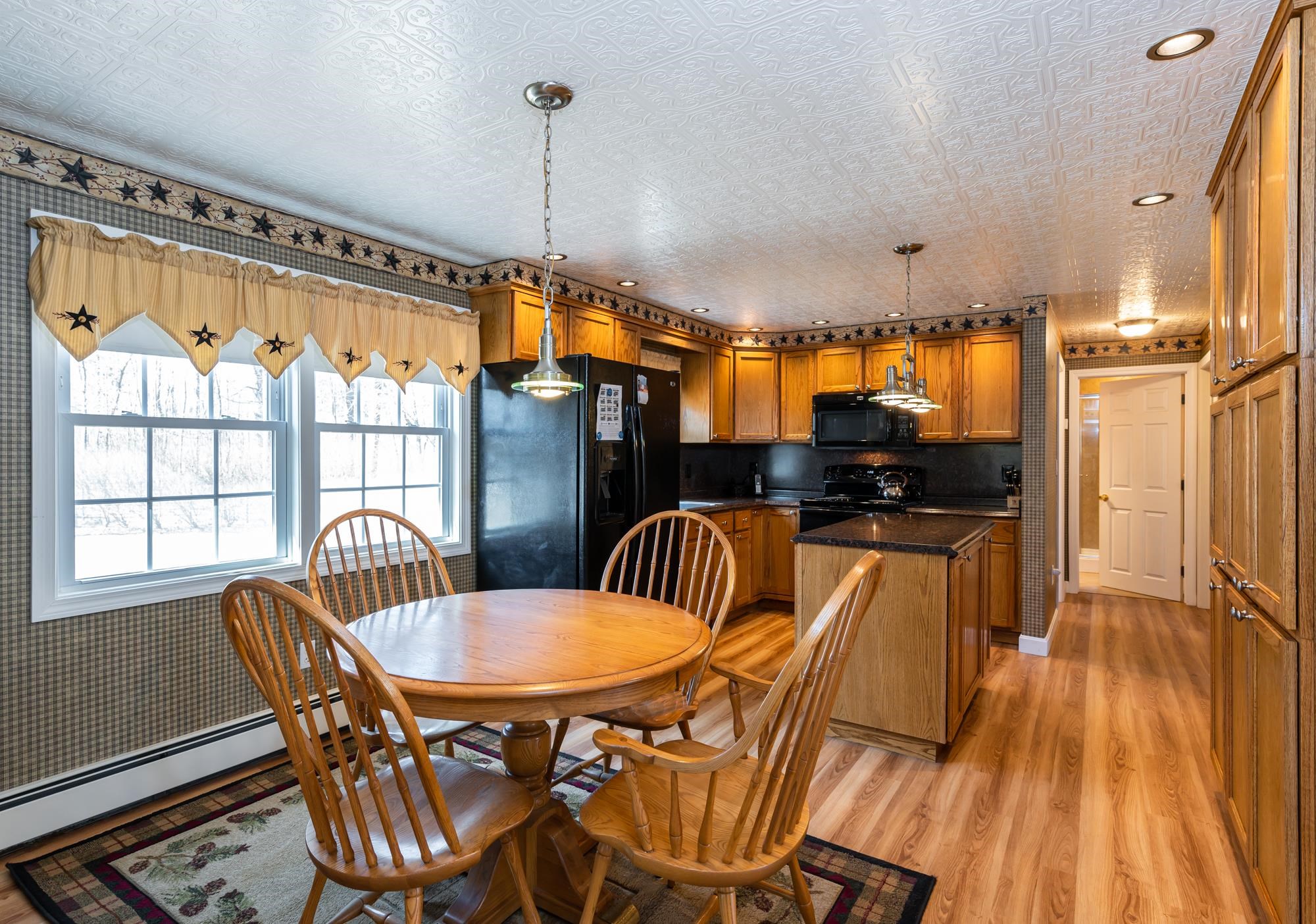 211 Mammoth Road Londonderry, NH 03053 - Photo 2 of 17