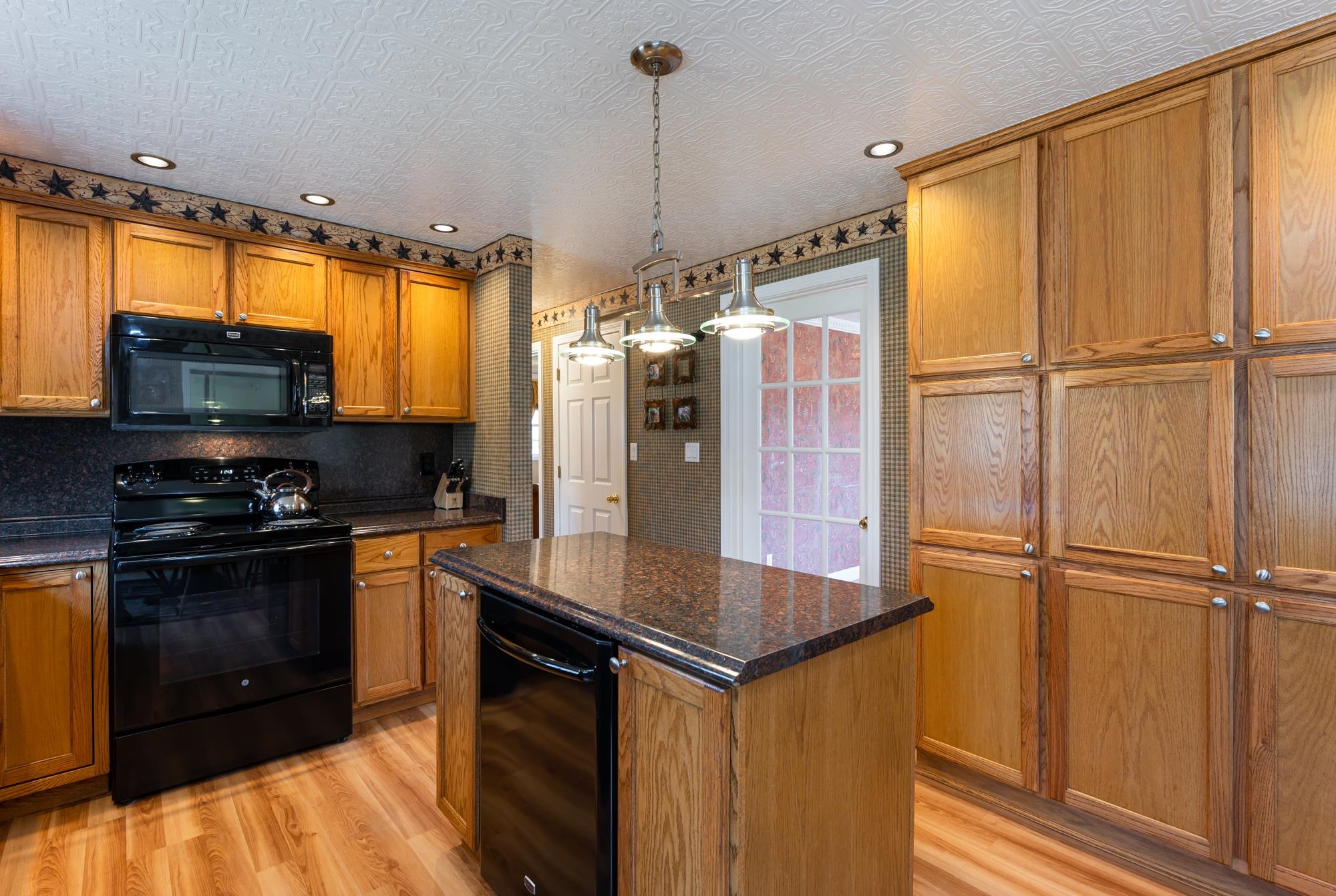 211 Mammoth Road Londonderry, NH 03053 - Photo 3 of 17