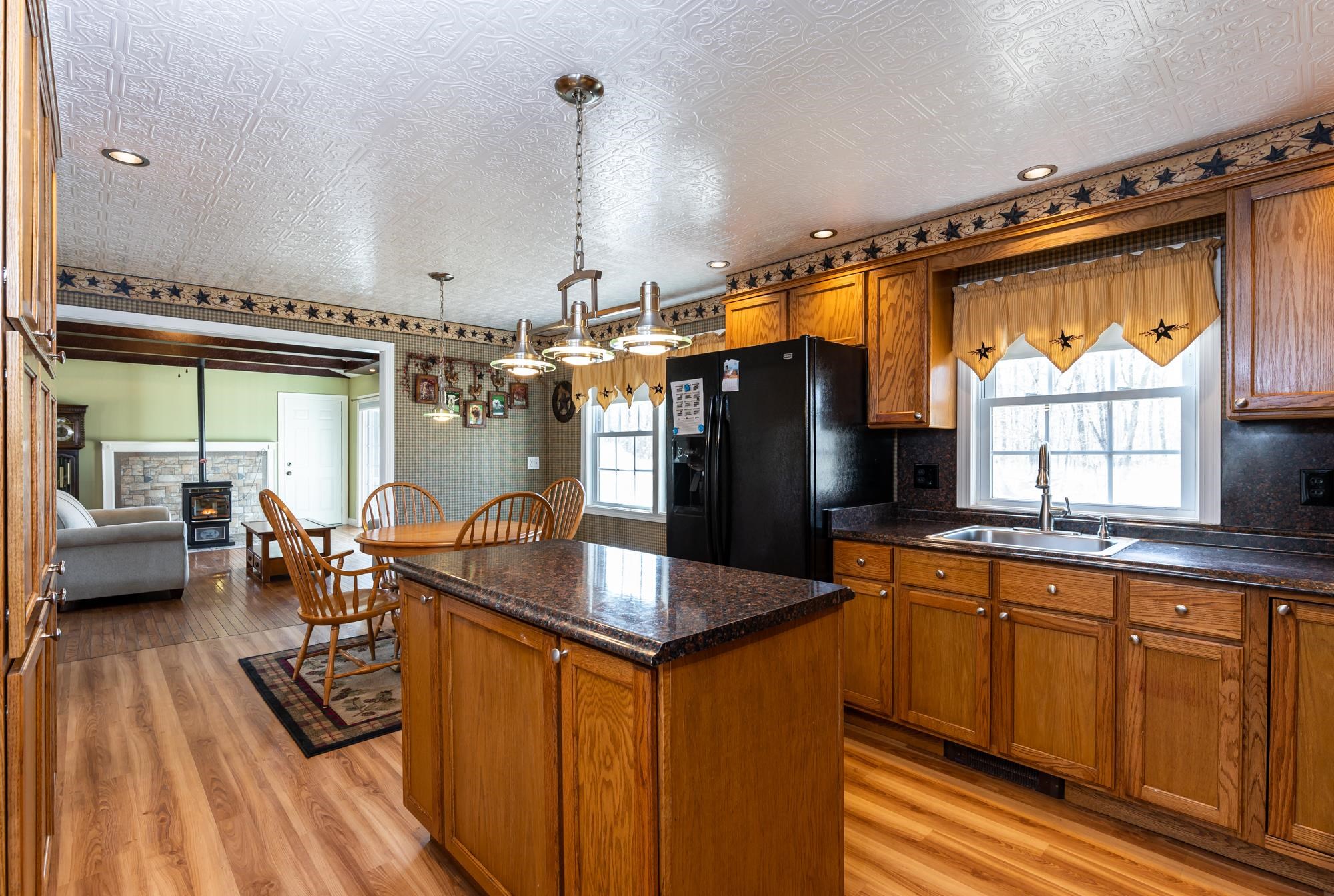 211 Mammoth Road Londonderry, NH 03053 - Photo 4 of 17