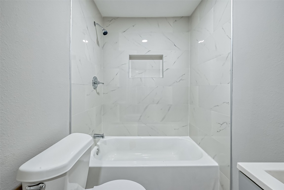 3274 Reeves Street, Unit B Houston, TX 77004 - Photo 3 of 6 a bathroom with a toilet and a bathtub