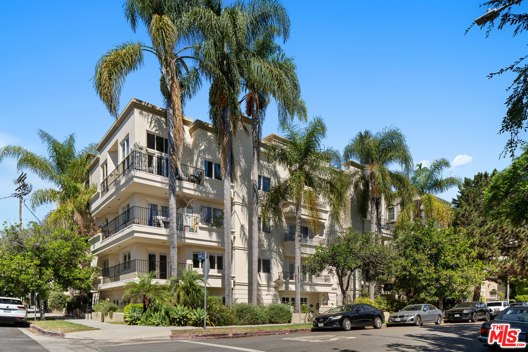 435 Arnaz Drive, Unit 304 Los Angeles, CA 90048 - Photo 6 of 21 a view of a building and a street