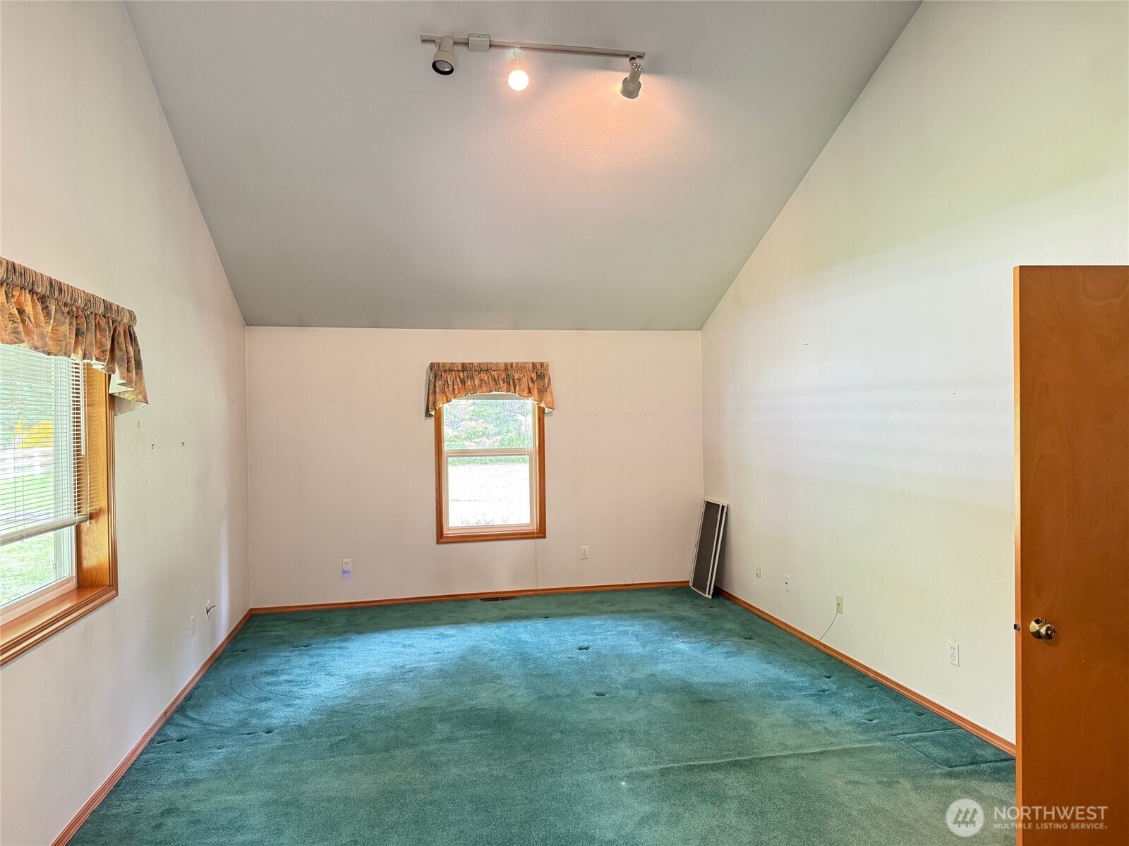698 Logan Hill Road Chehalis, WA 98532 - Photo 18 of 35 an empty room with windows