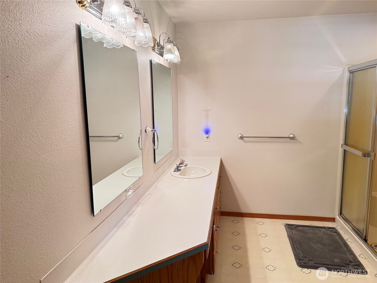 698 Logan Hill Road Chehalis, WA 98532 - Photo 20 of 35 a bathroom with a sink a mirror and shower