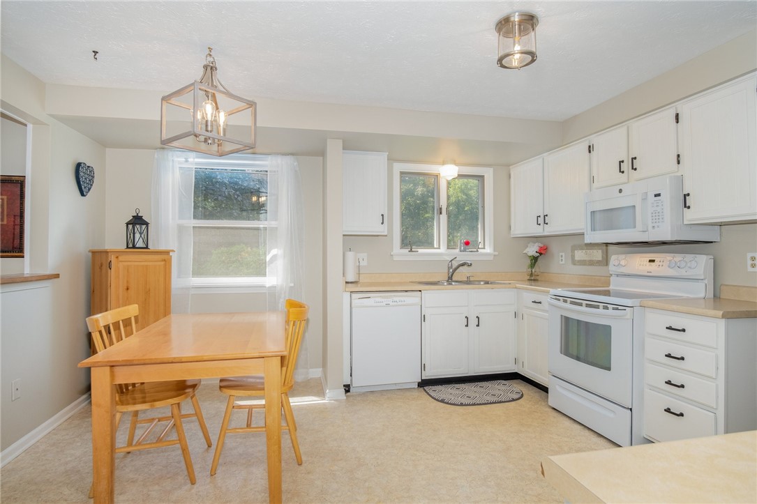 5 Old Drake Run Perinton, NY 14450 - Photo 17 of 39 KITCHEN