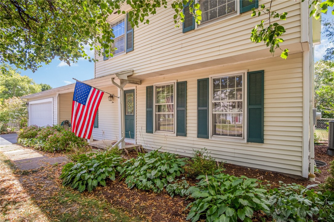 5 Old Drake Run Perinton, NY 14450 - Photo 4 of 39 VYNIIL SIDING