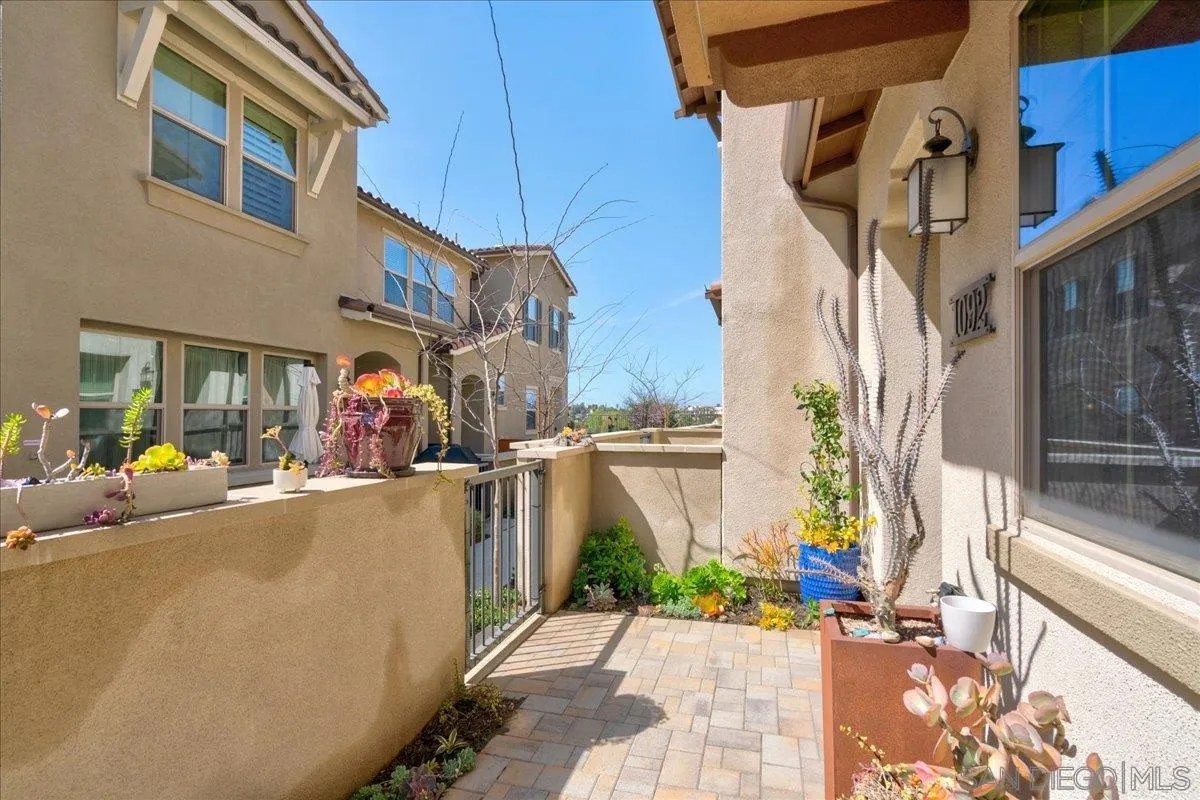 1092 Delpy View Point Vista, CA 92084 - Photo 3 of 48 Gallery Image 3