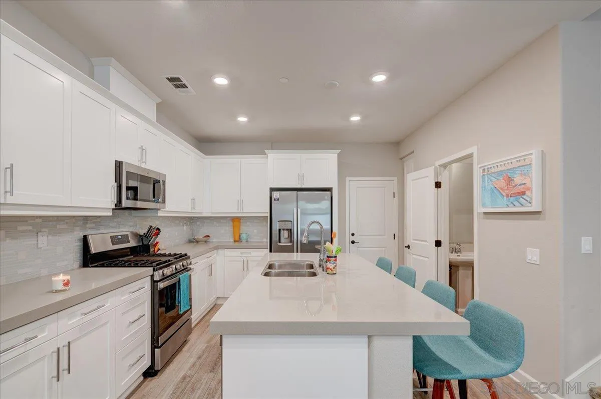 1092 Delpy View Point Vista, CA 92084 - Photo 9 of 48 Gallery Image 9