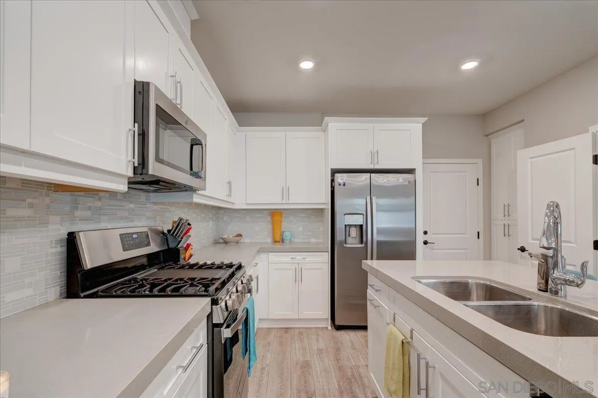 1092 Delpy View Point Vista, CA 92084 - Photo 10 of 48 Gallery Image 10