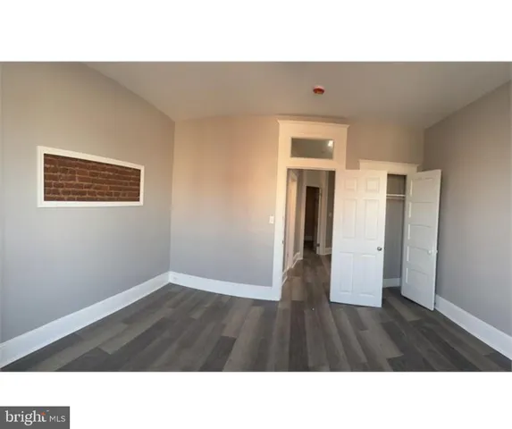 a black and white photo of a room