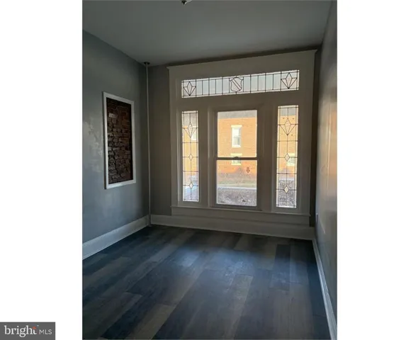 a black and white photo of a bathroom