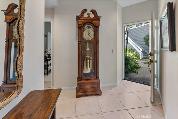 a view of entryway with livingroom