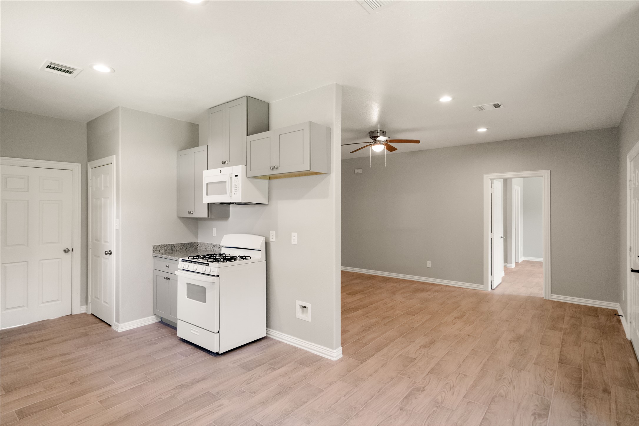 8435 Harmony Road, Unit B Houston, TX 77049 - Photo 4 of 30 Gallery Image 4
