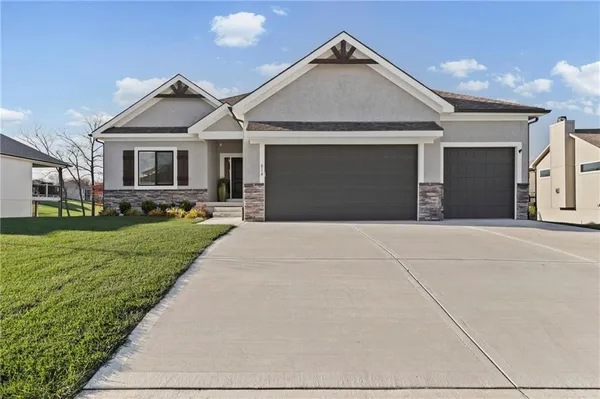 $579,000 | 814 Northwest Hickory Ridge Drive, Grain Valley, MO 64029