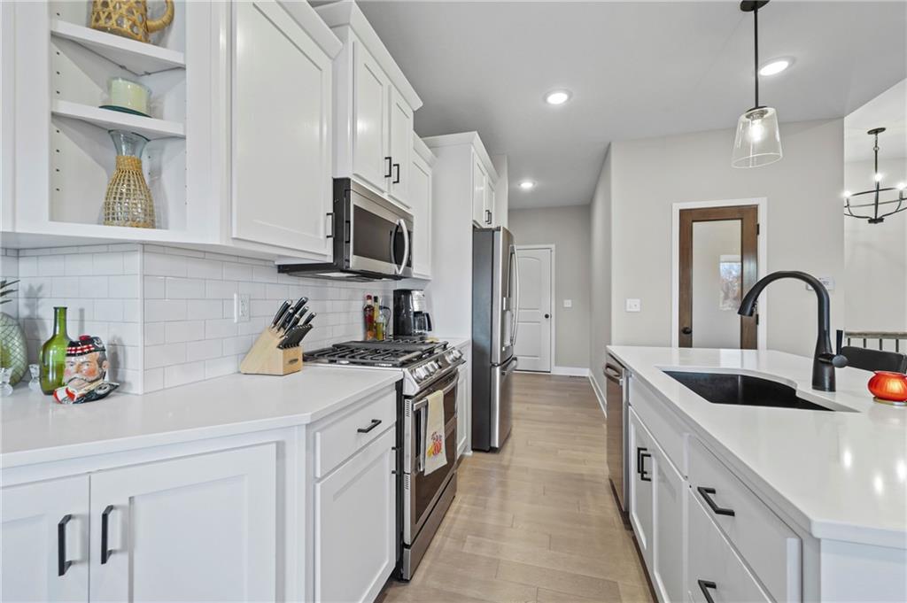 814 Northwest Hickory Ridge Drive Grain Valley, MO 64029 - Photo 11 of 48