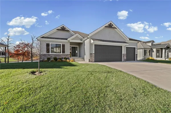 $569,000 | 814 Northwest Hickory Ridge Drive, Grain Valley, MO 64029