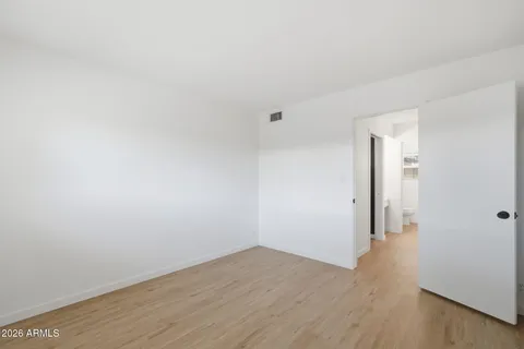 $219,900 | 1320 East Bethany Home Road, Unit 52, Phoenix, AZ 85014