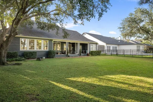 an aerial view of a house having yard