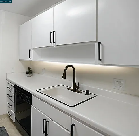 a close view of sink and tap