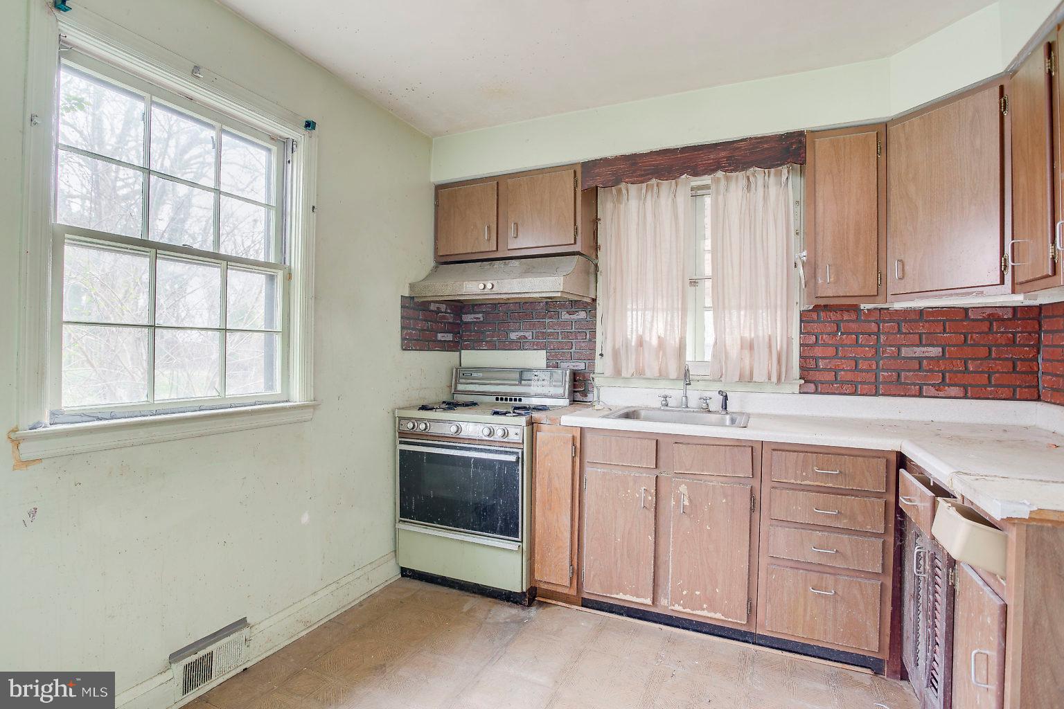 6616 Loch Hill Road Baltimore, MD 21239 - Photo 9 of 19 Gallery Image 9